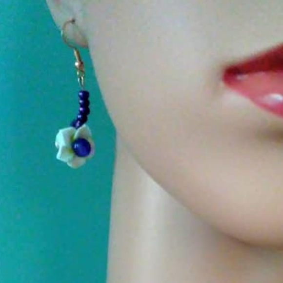 PLUMERIA FLOWER NECKLACE AND EARRINGS SET. - Picture 6 of 8